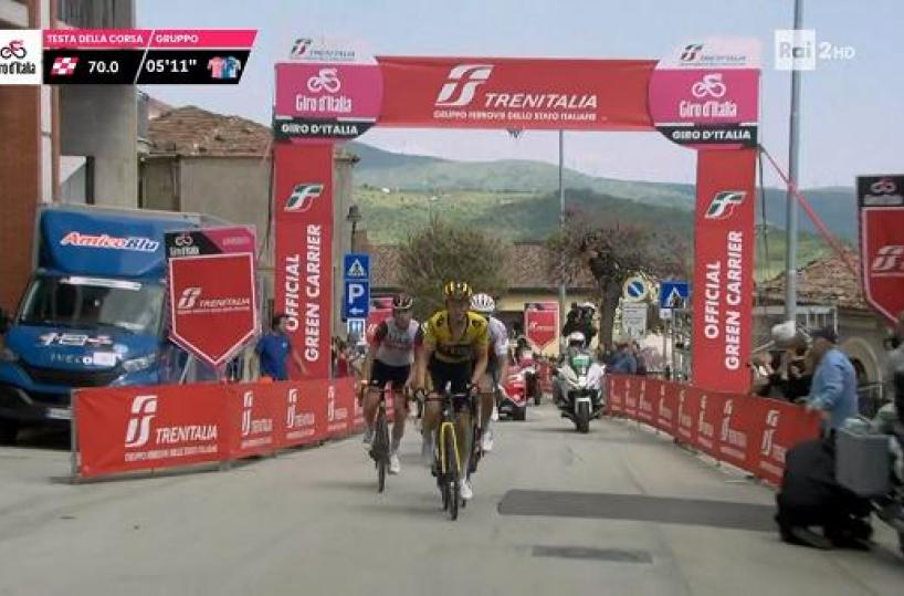 Giro d'Italia: a Potenza trionfa il ciclista olandese Bouwman