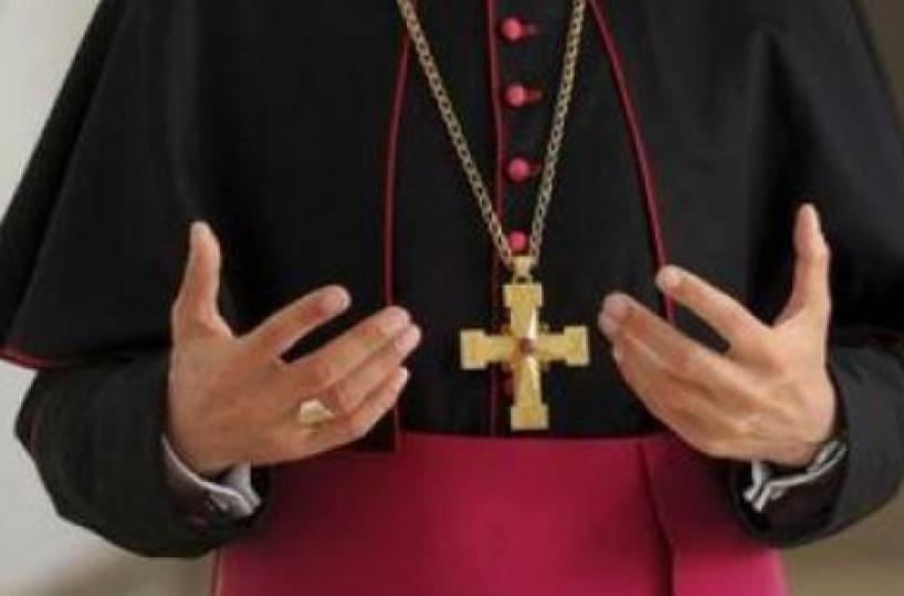 Finge di essere vescovo e raggira sacerdote: arrestato 21enne di Andria