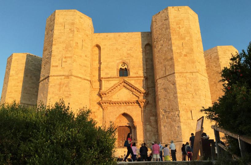 Manca la postazione del 118: turista 65enne si sente male e muore a Castel del Monte