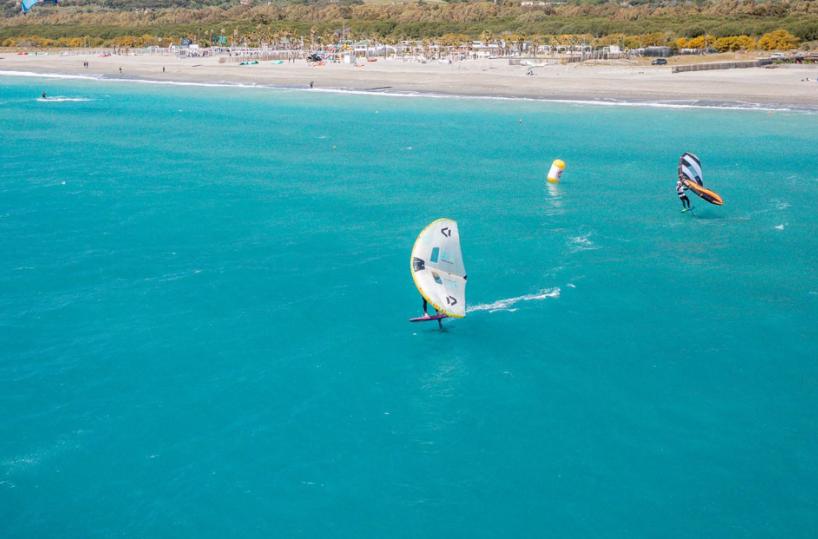 In mare con l’ala gonfiabile: il wing foil impazza in Puglia