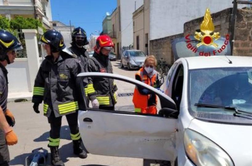 I Vigili del Fuoco estraggono donna viva dall'auto a Tricase