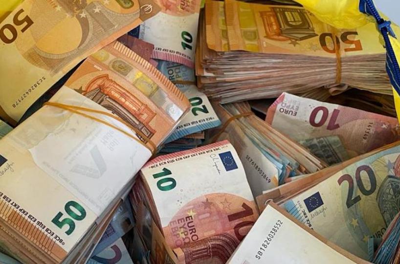 Lecce, spillano più di 70mila euro a una donna: in tre a giudizio