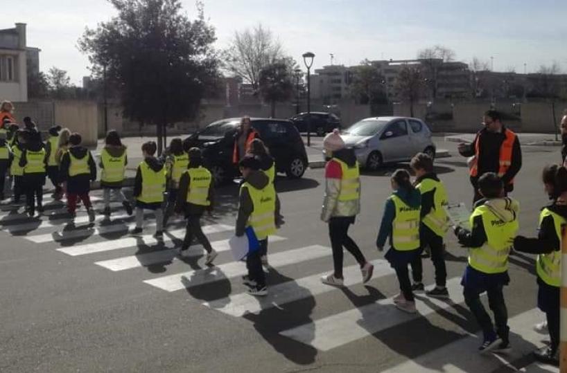 A Lecce a scuola  si va a piedi: per i bambini del «De Amicis» arriva il Pedibus