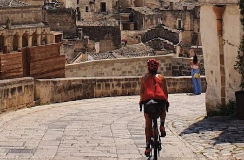 In bici sulla via dei sassi e dei trulli, tra Bari, Matera, Valle d'Itria e mare