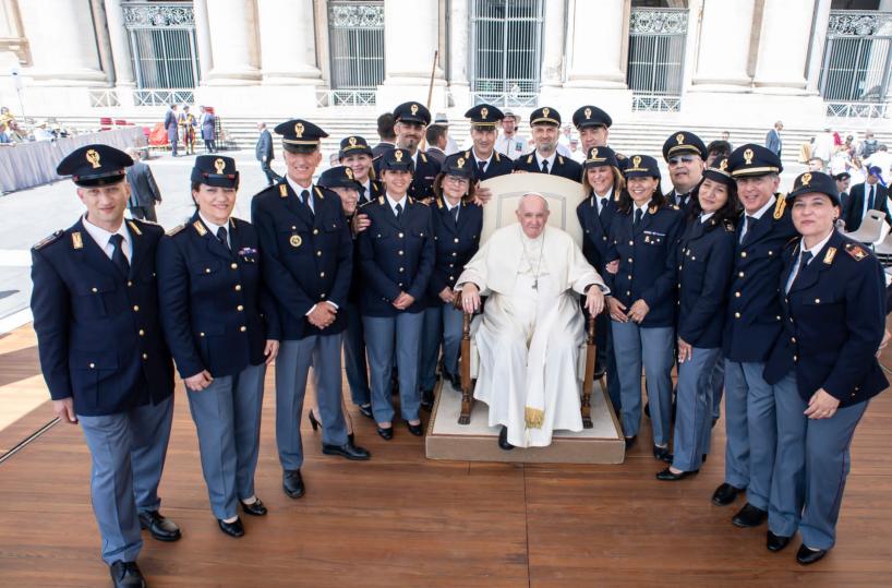 Il Papa abbraccia il Coro Polifonico della Polizia di Foggia