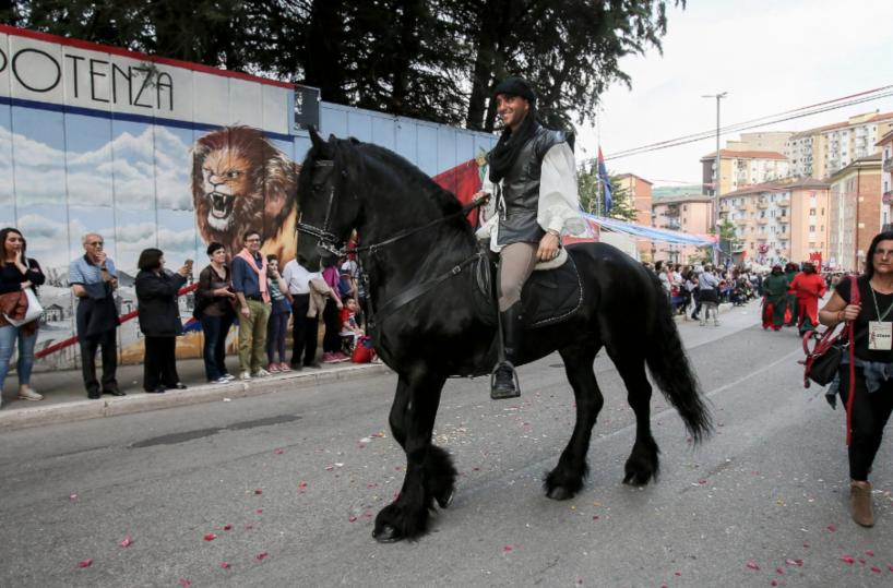 Principesse e cavalieri in corteo, una «magia» a Potenza