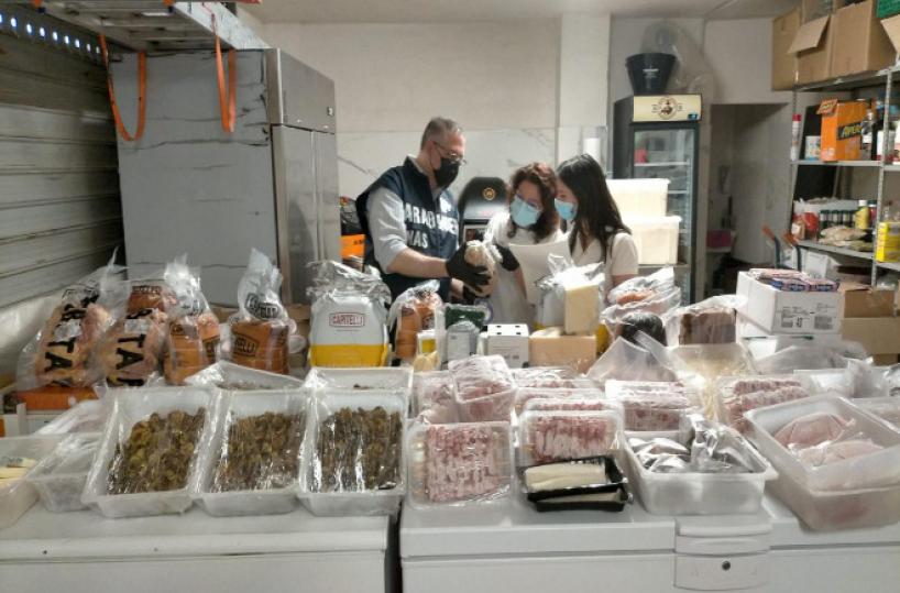 Monopoli, pizzeria usava garage come deposito abusivo: sequestrate tonnellate di cibo e bevande