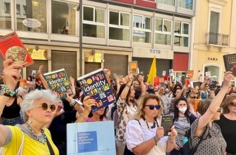 Tagli alla scuola, a Bari flash mob dei docenti con libri al cielo