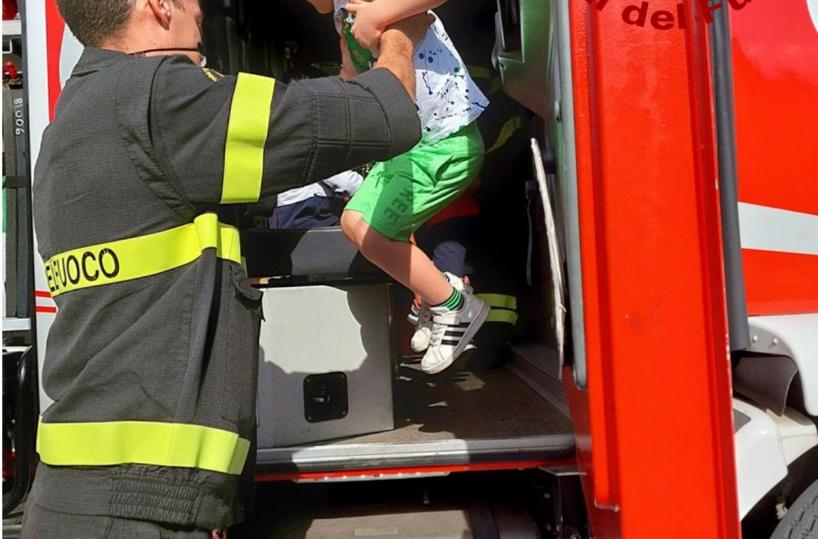 Lecce, salvataggio bimbo vigili del fuoco