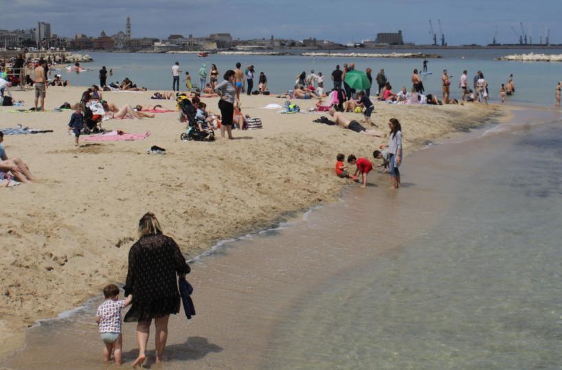 Bari, l'8 giugno arrivano i bagnini  sulla spiaggia di Pane e Pomodoro : consegnato il servizio