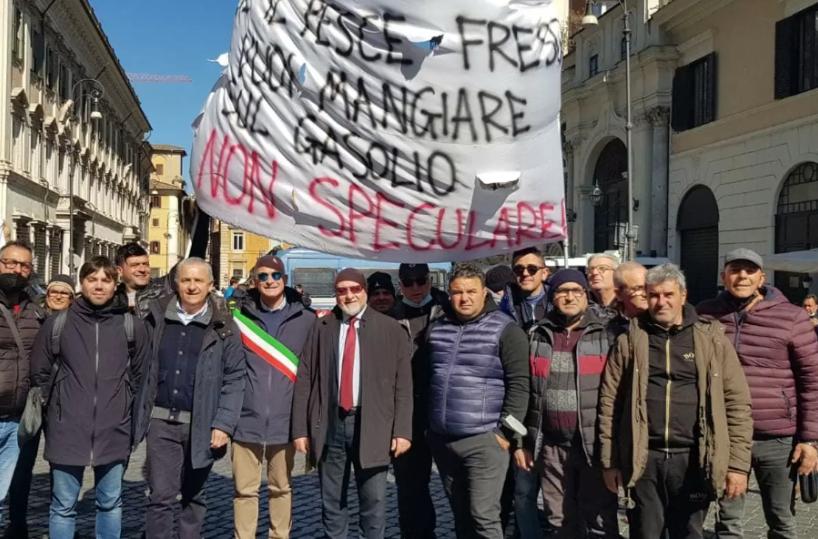 «Tetto a 70  centesimi del gasolio, così torneremo in mare»: la richiesta dei pescatori a Roma