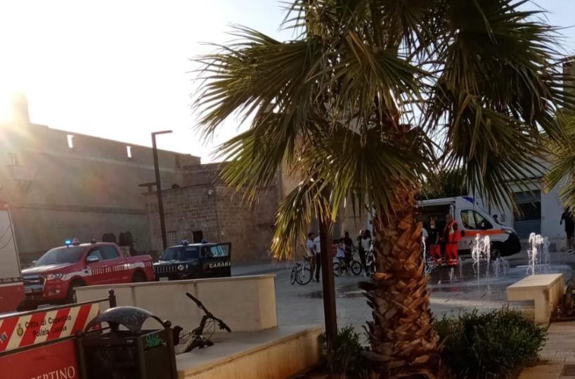 Copertino, tenta di prendere il pallone dal fossato ma cade e si spezza un braccio
