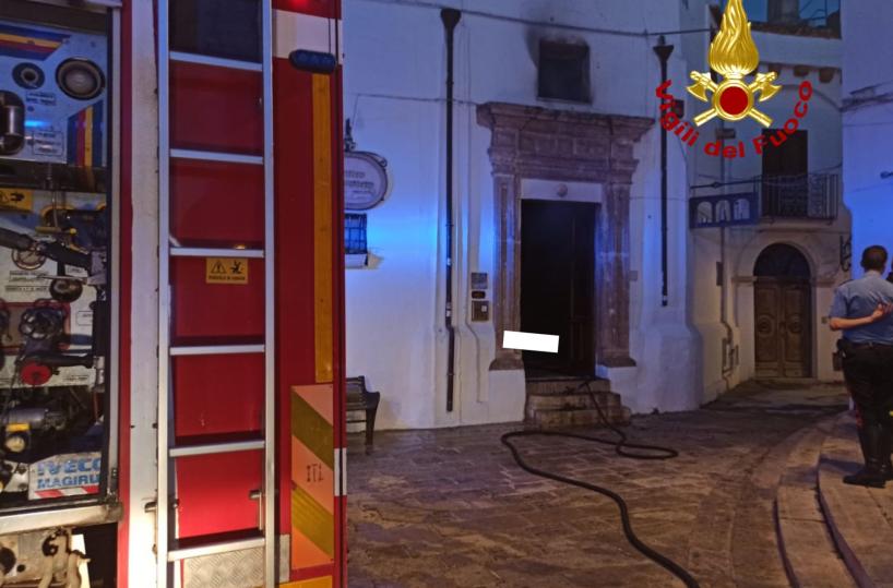 Notte di fuoco a Felline, in fiamme il ristorante Antico monastero