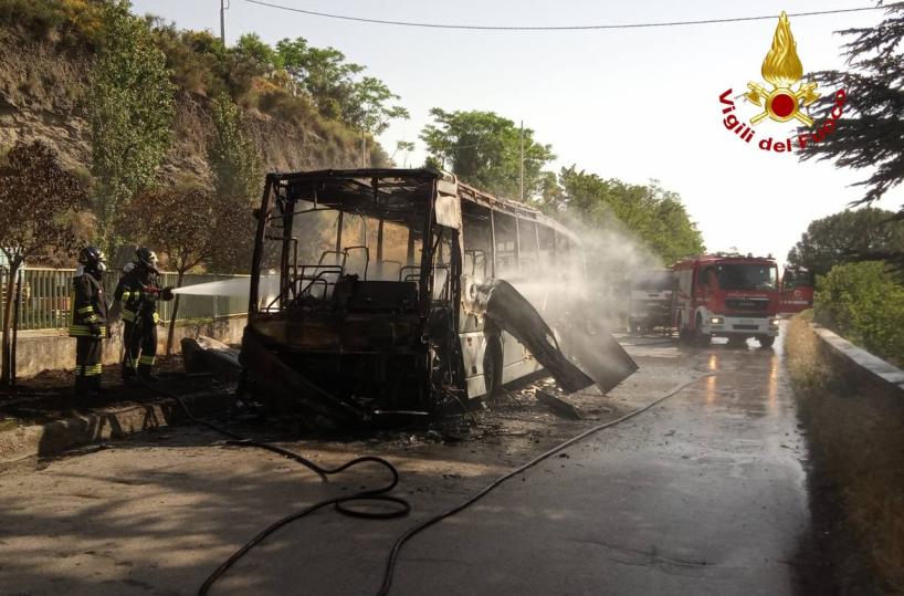 Potenza autobus a fuoco