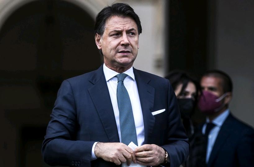 Conte e 5 Stelle sotto esame tra statuto e lotte interne