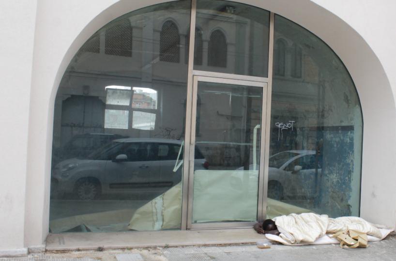 Dormitorio a cielo aperto a due passi dal centro: «Qualcuno intervenga»