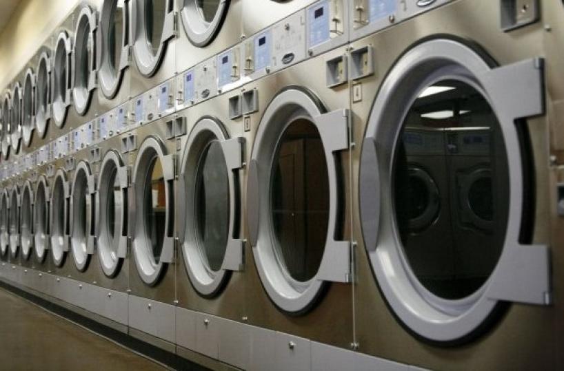A Bari cinque donne in nero in lavanderia, due col reddito di cittadinanza