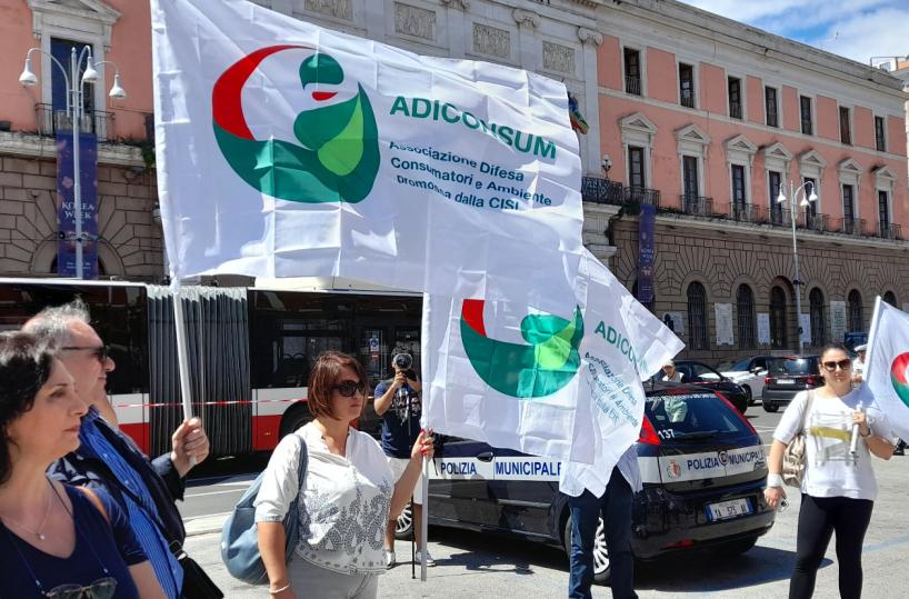 Bari, consumatori in piazza  al suono di «pentole vuote» 