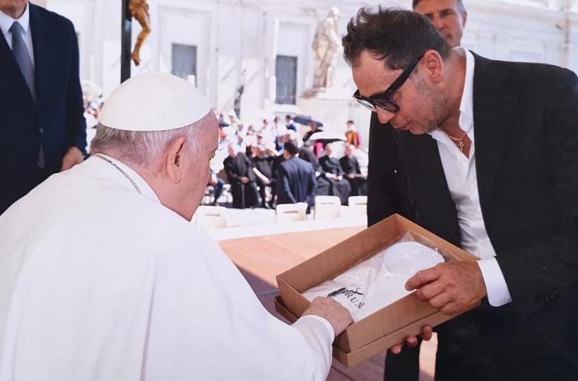 Il sarto di Martina Franca che cuce le camicie per Papa Francesco 