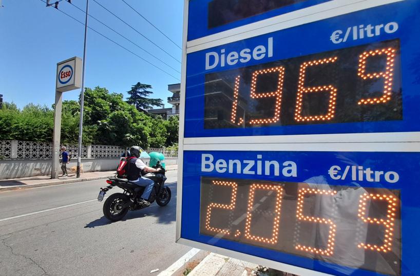 Benzina, luce e gas: anche a Bari famiglie in ginocchio