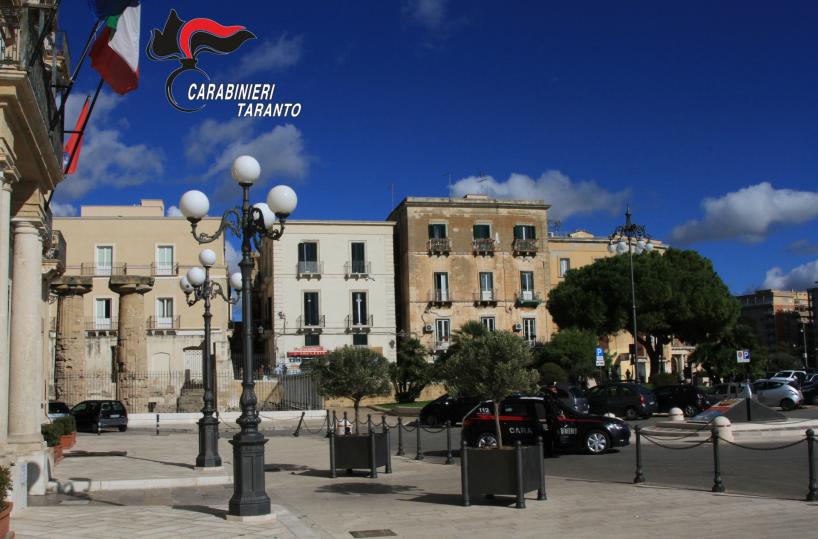 Minaccia di lanciarsi da terrazzo dopo sfratto, salvato a Taranto