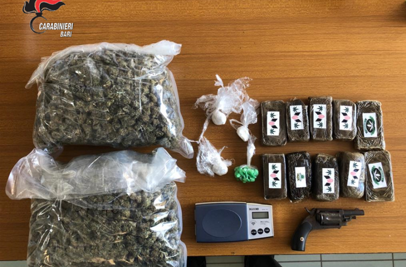 Altamura, 2 chili di droga e una pistola in camera da letto: arrestato 44enne
