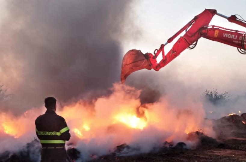 Vasto incendio a Trani, indaga la Polizia