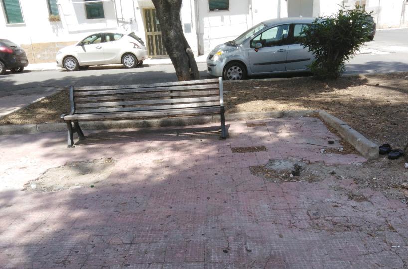 Brindisi, piazza del Salento nel degrado «ma il Comune non vede»