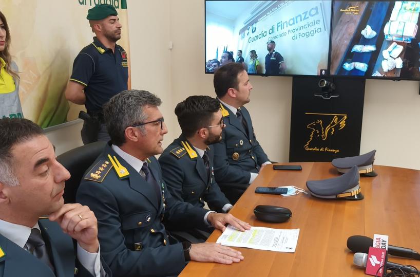 A San Nicandro  il market della droga in due circoli ricreativi: 16 arresti