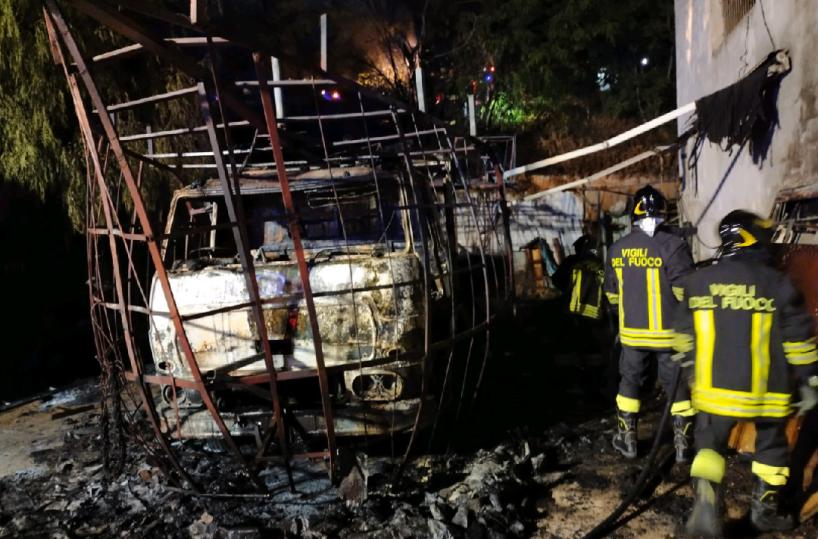 Fasano, a fuoco il barcone della «Scamiciata», simbolo della festa 