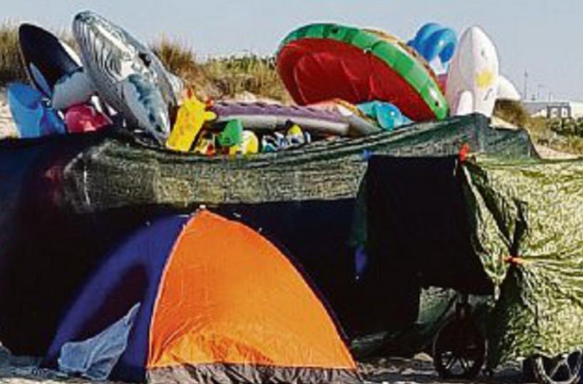 Una casa sotto le stelle, occupati tratti di spiaggia del Salento