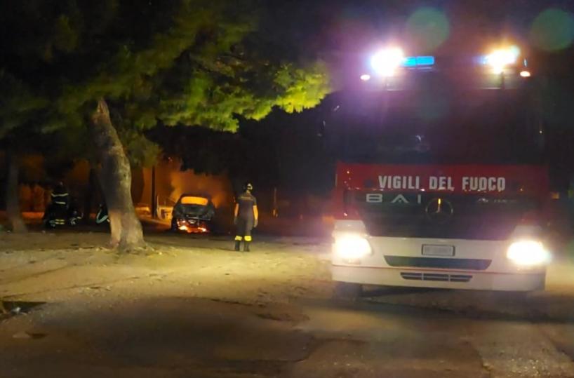 Foggia, auto data alle fiamme: sul posto i vigili del fuoco 