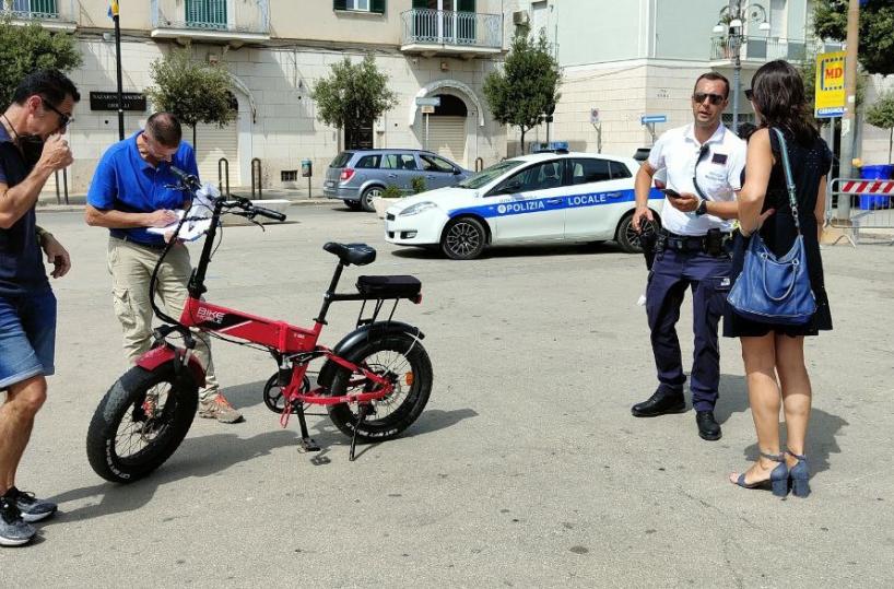 Traffico selvaggio di bici e monopattini, sequestri e multe a Cerignola