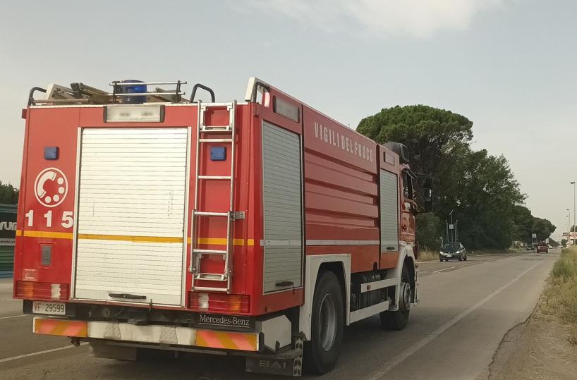 Paura a Borgo Celano per un incendio divampato a ridosso delle abitazioni