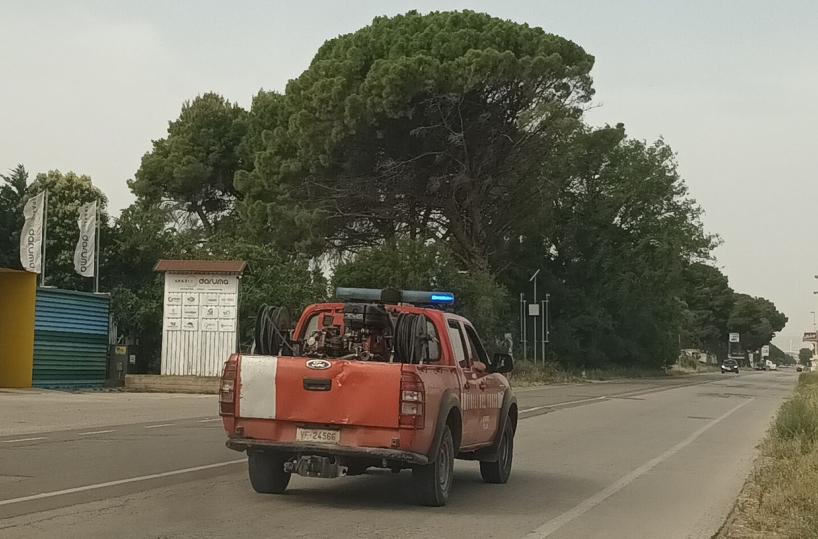 Prende fuoco un'auto di vacanzieri in Puglia, salvi i 4 a bordo