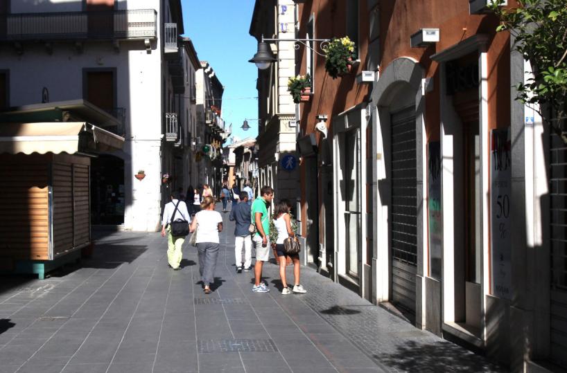 Voci di strada sotto le acacie