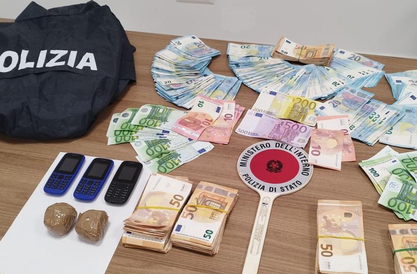 Andria, 60enne aveva in macchina droga e 30mila euro in contanti: arrestato