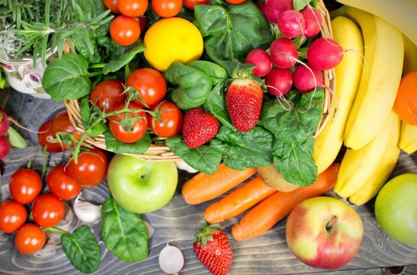 Bari, acqua e frutta fresca gratis ad anziani e persone senza fissa dimora