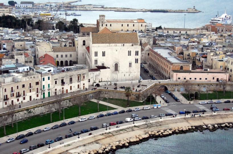 Bari, sfrattato dalla casa sulla muraglia dopo 35 anni per far posto a una struttura ricettiva