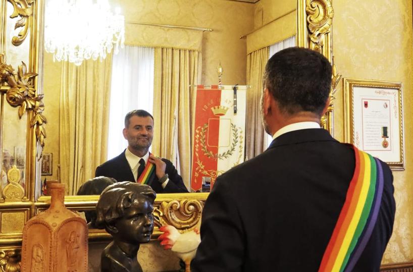 Pride, Decaro con fascia arcobaleno: «A Bari diritto di amare»
