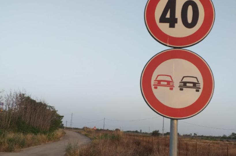Disagi sulla Lecce-Gallipoli, ma le auto vengono deviate in una strada privata: segnaletica sbagliata?