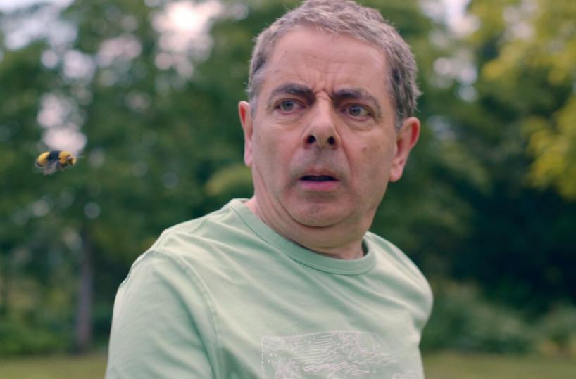 Gag, idiozie e giochi maldestri con Rowan Atkinson superstar di «Man vs. Bee»
