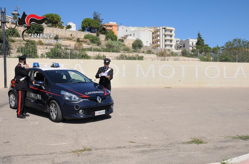 Mottola, 25enne picchia con un bastone lo zio disabile e filma tutto: arrestato, il video è virale