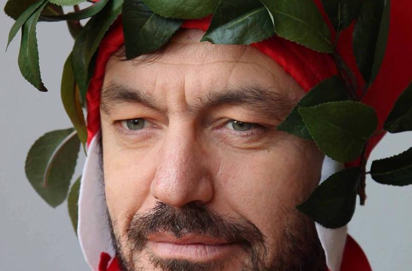 In giro a declamare Dante in sella alla sua bici, ma poi gliela rubano a Foggia