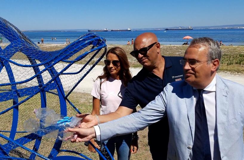 Taranto, i «Pesci Mangiplastica» che aiutano la raccolta differenziata