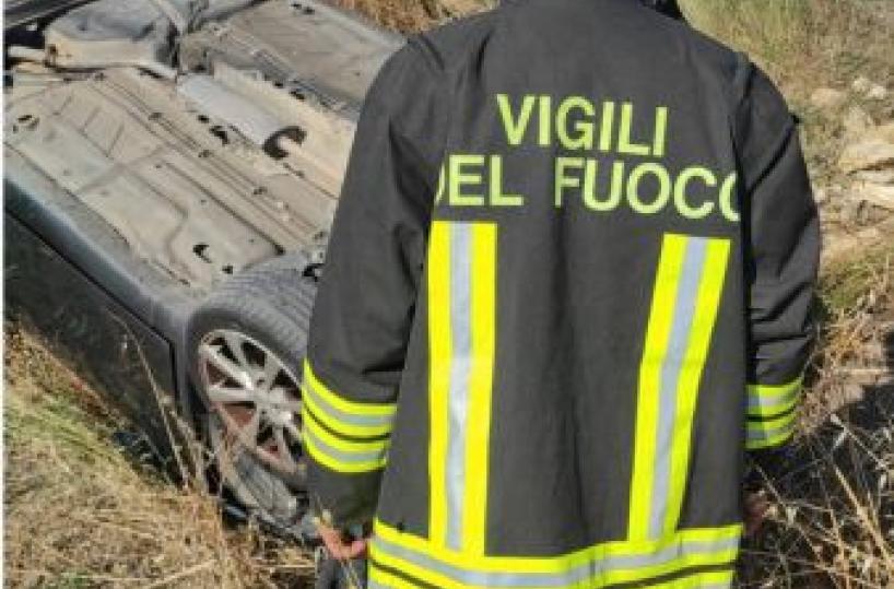 Brindisi, auto si ribalta nelle campagne: 3 feriti