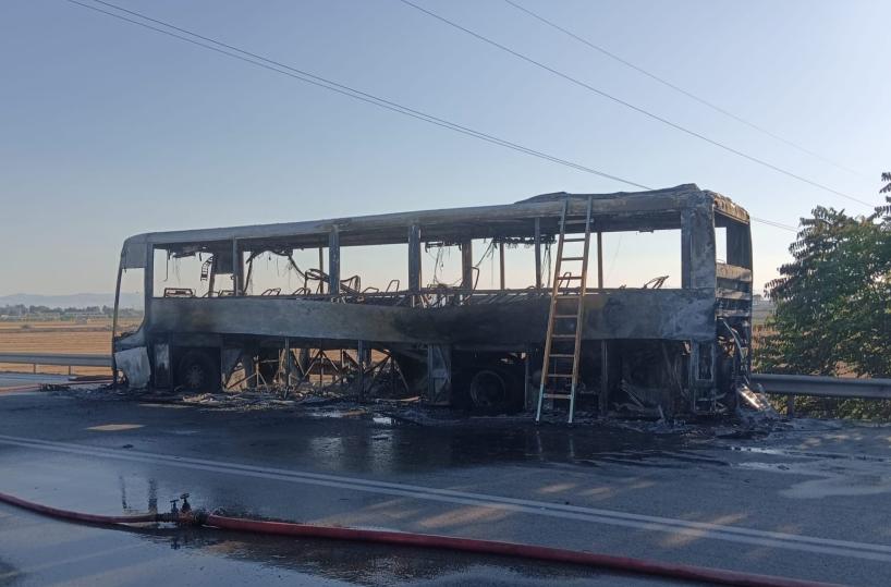 Bus in fiamme a Foggia: nessun ferito. SS673 chiusa al traffico