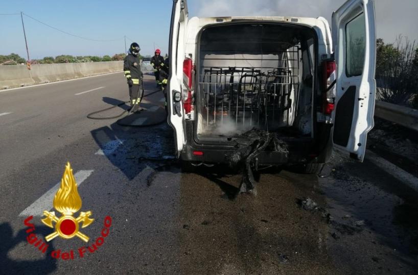 Ostuni, 2 incendi nel giro di poche ore: alle fiamme un furgone e un canneto