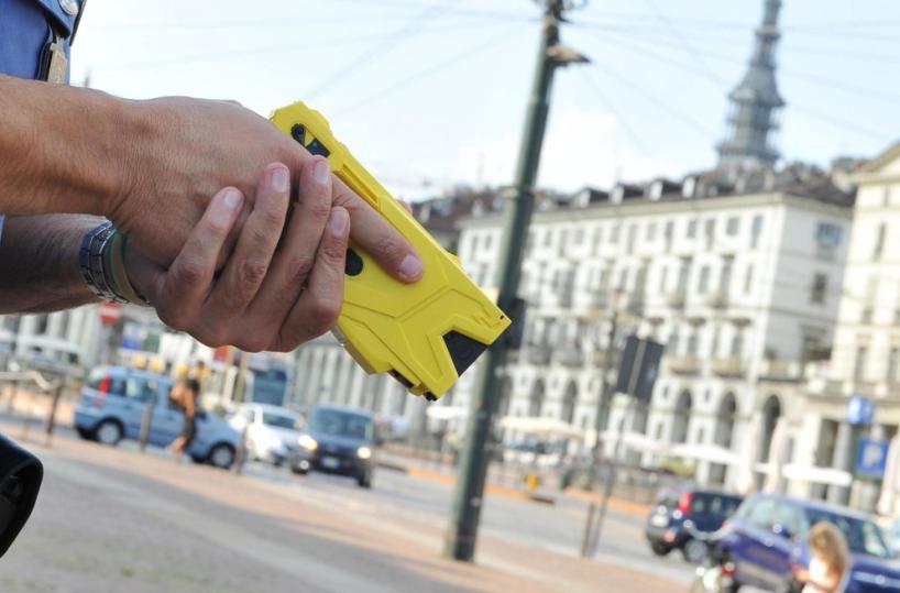 Bat, arriva il taser, ma con gradualità