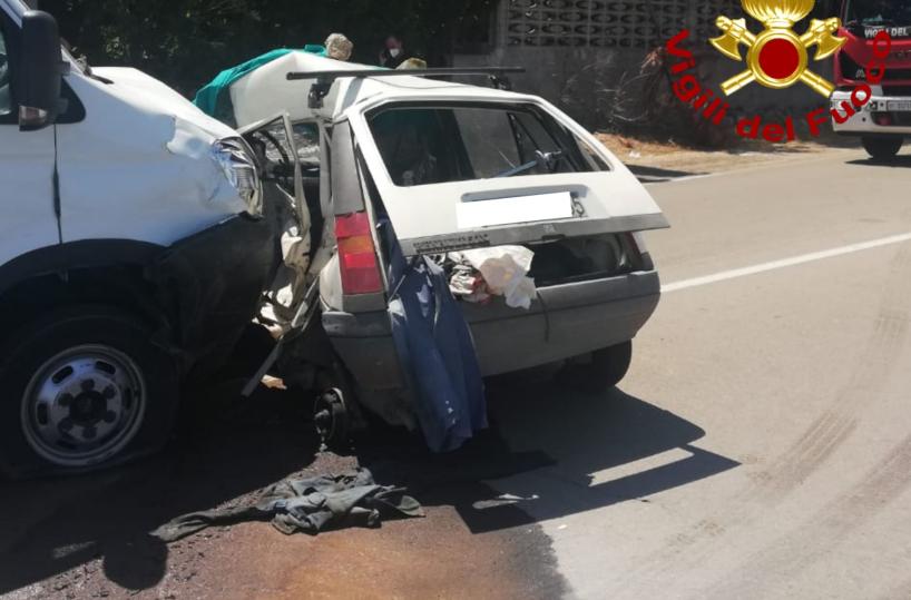 Furgone contro vecchia auto sulla Maglie-Collepasso: meccanico 59enne muore sul colpo